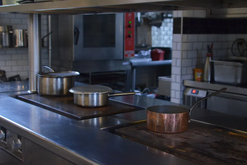 Plan de travail et équipements inox d'une cuisine professionnelle