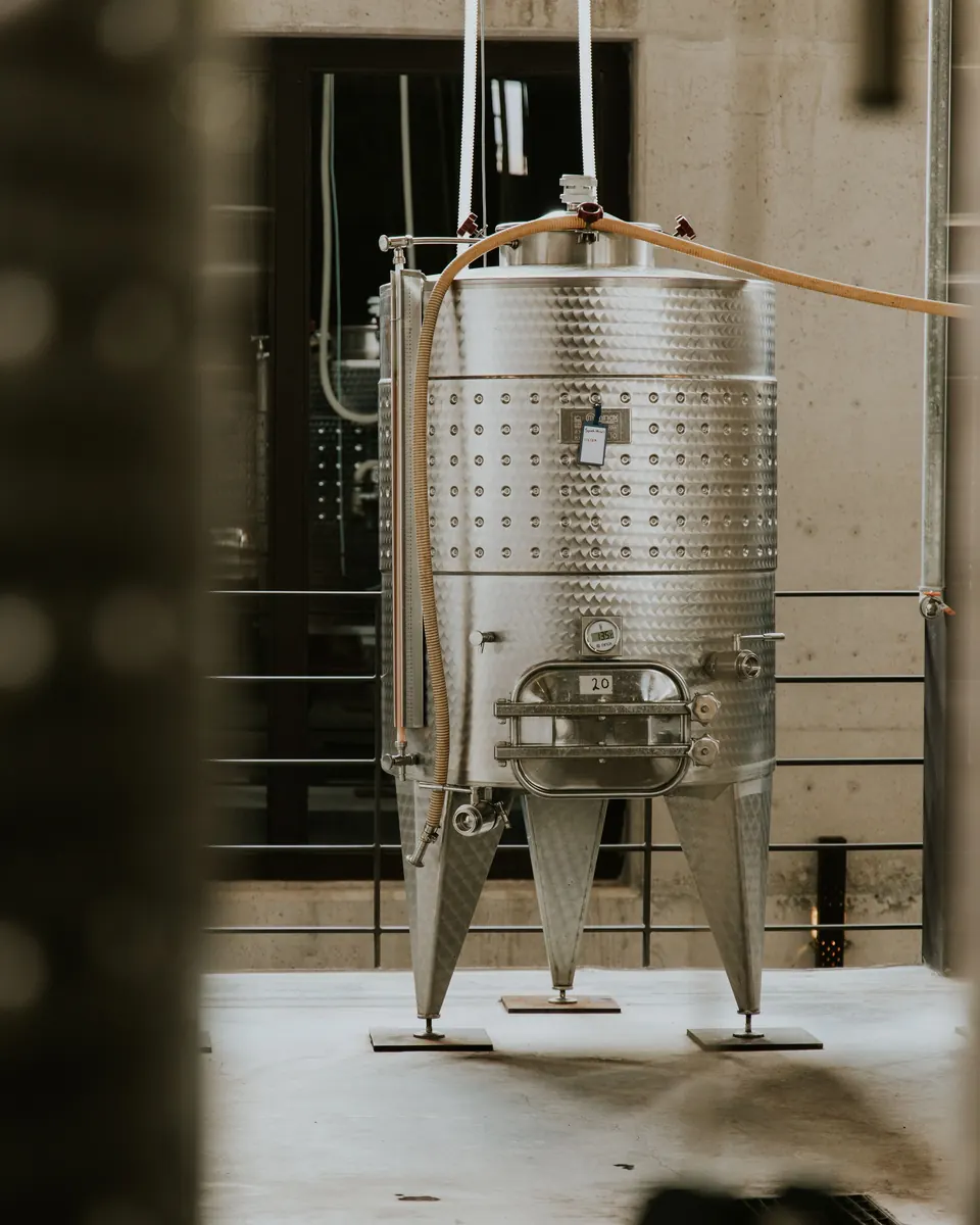 Cuve en inox sur pieds dans un atelier