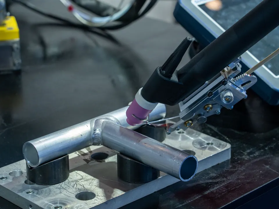 Torche de soudure TIG posée sur un assemblage de tubes