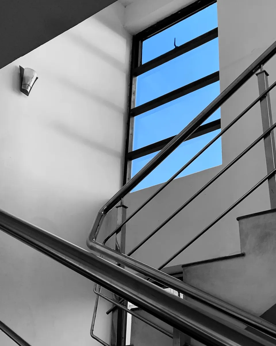 Escalier avec garde-corps en inox, lumière naturelle