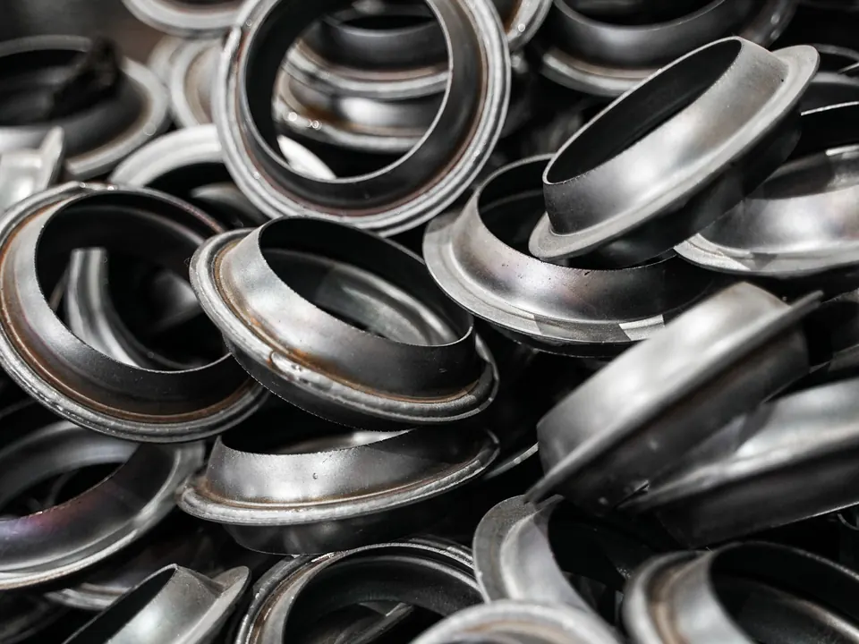 Pièces métalliques mises en forme, empilées à l'atelier